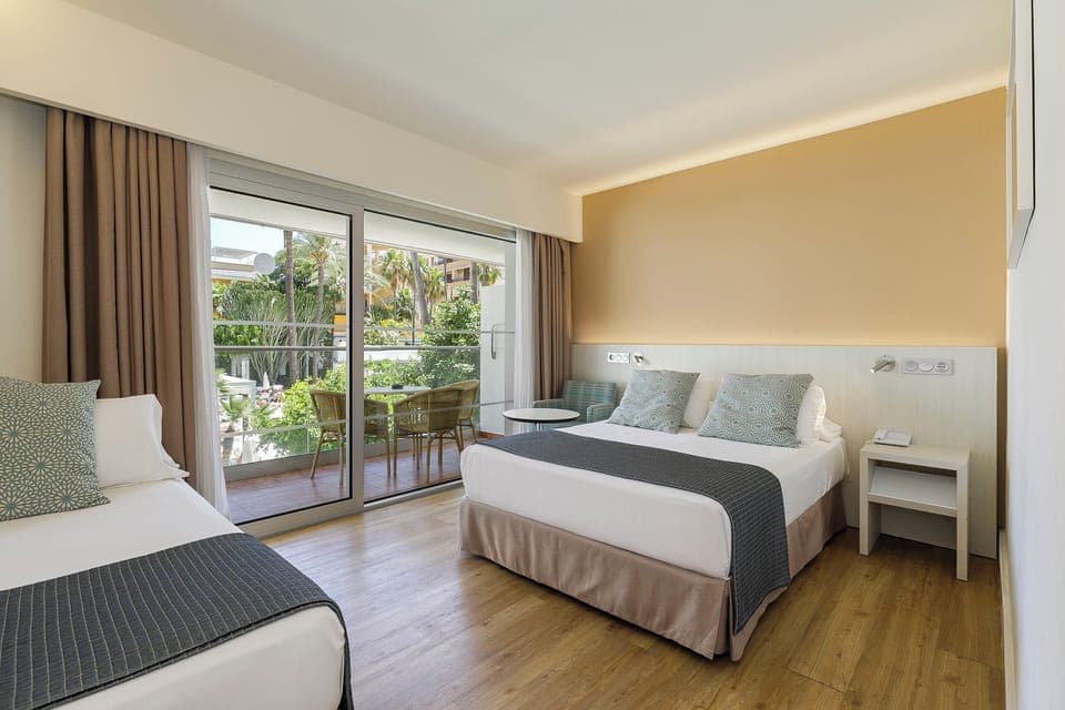 Minibar, in-room safe, desk, free WiFi