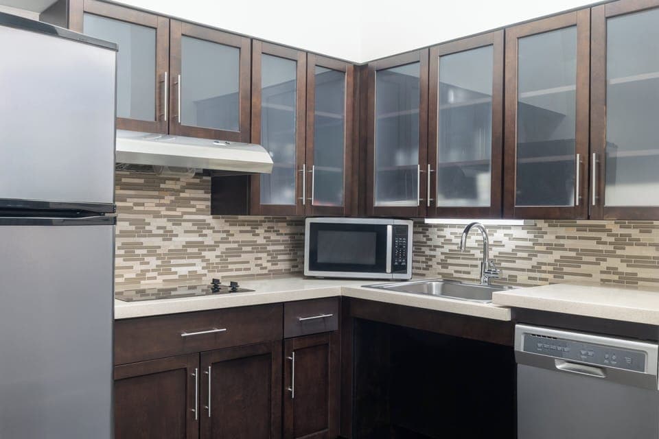 Full-size fridge, microwave, stovetop, dishwasher