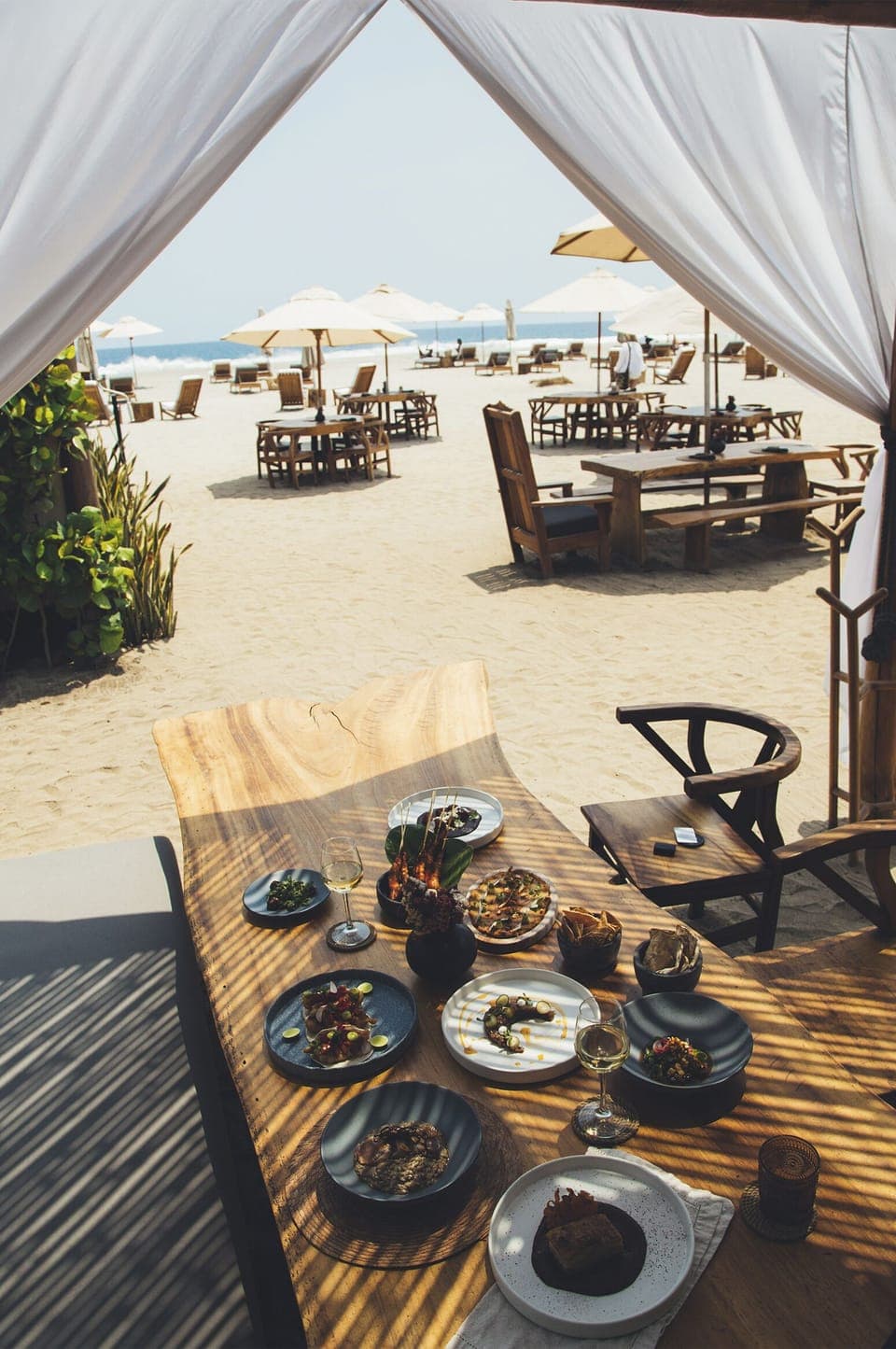 2 restaurants, breakfast, lunch, dinner served; international cuisine