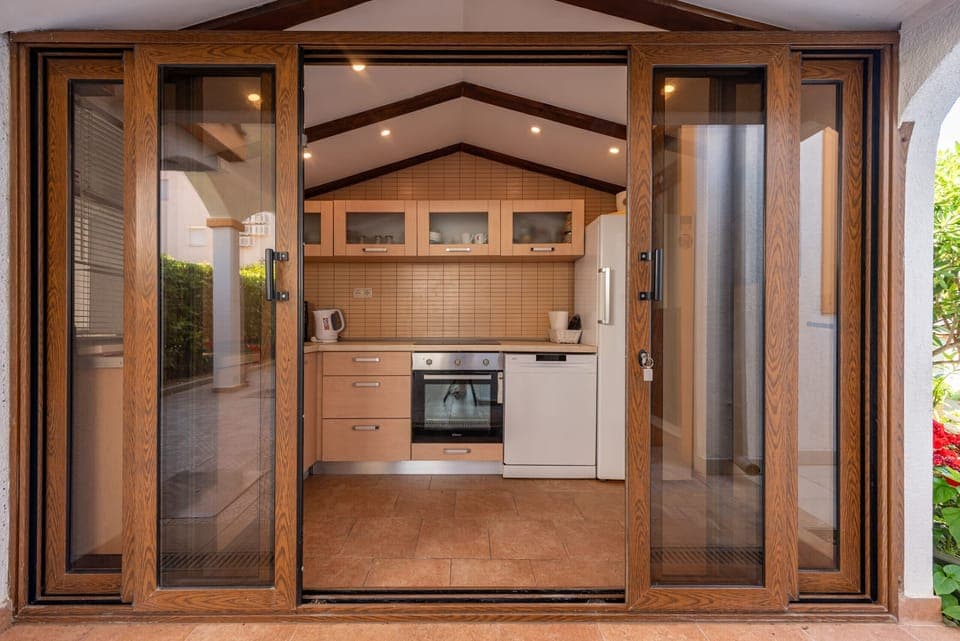 Microwave, oven, dishwasher, coffee/tea maker