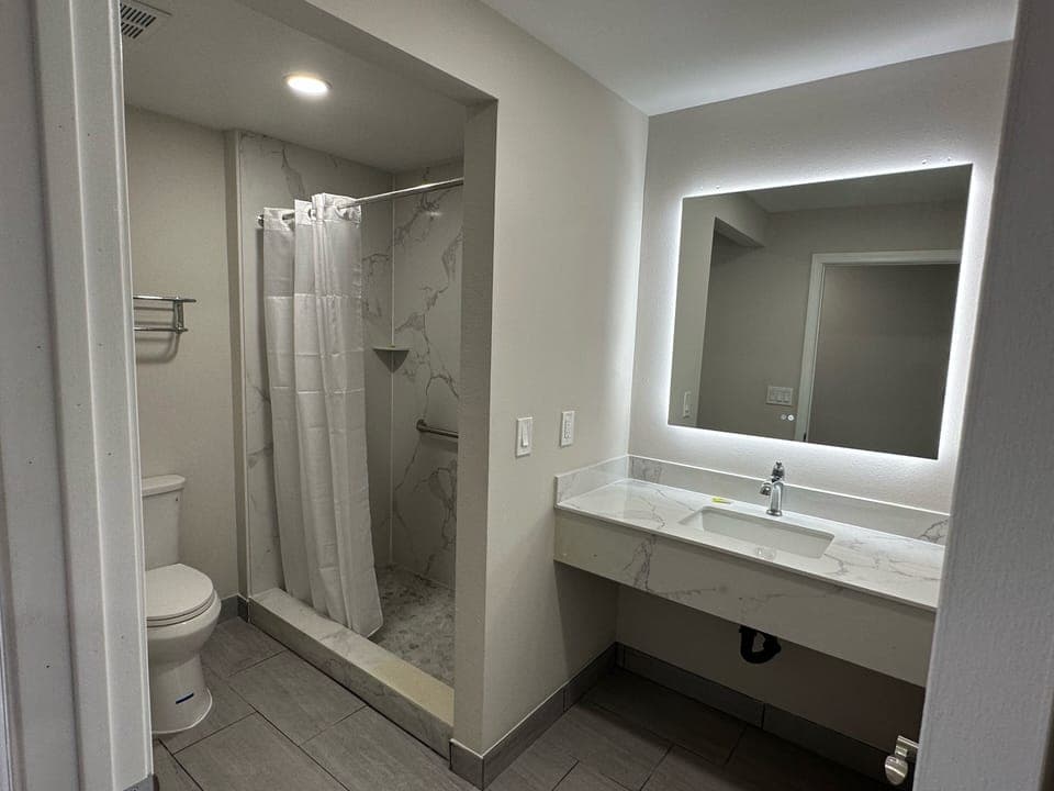 Signature Studio Suite | Bathroom | Towels