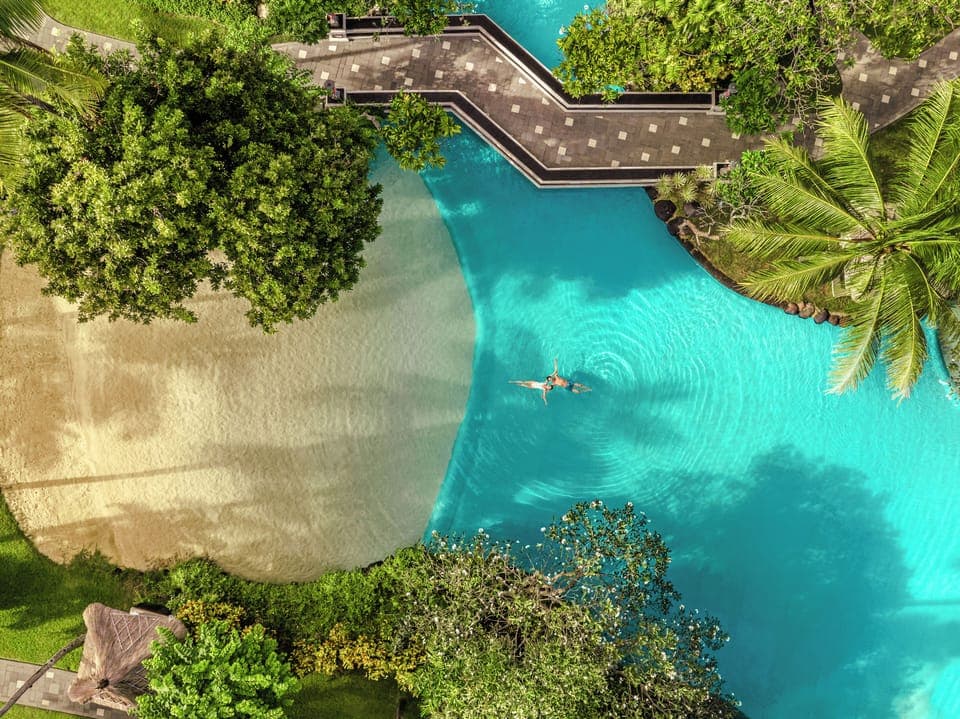 7 outdoor pools, open 8:00 AM to 8:00 PM, cabanas (surcharge)