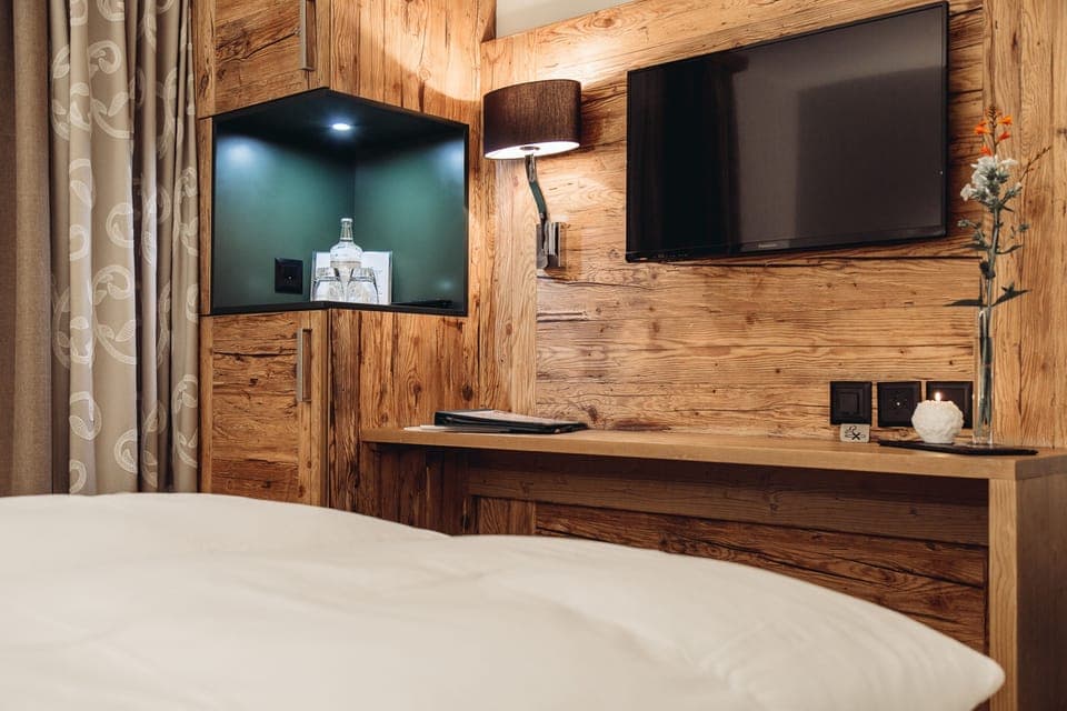 Double Room Single Use | In-room safe, desk, soundproofing, free WiFi