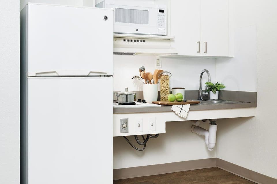 Traditional Room, 1 Double Bed, Accessible Bathtub | Private kitchen | Fridge, microwave, stovetop, freezer