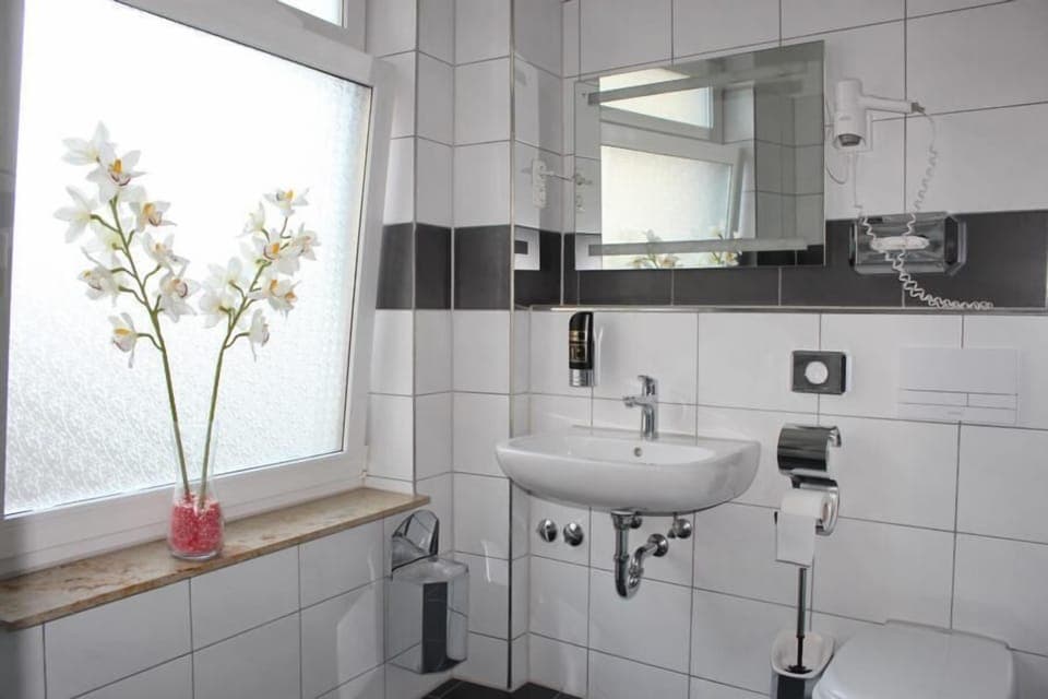 Shower, hair dryer, towels, shampoo