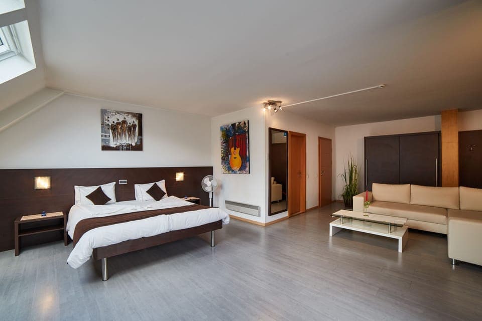 Suite | Minibar, desk, soundproofing, iron/ironing board