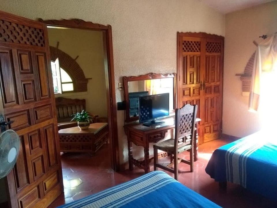 Standard Twin Room | In-room safe, bed sheets