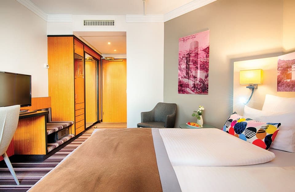 Comfort Room | Desk, soundproofing, free cribs/infant beds, free WiFi