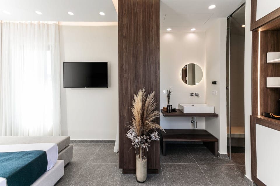 Deluxe Double Room | Premium bedding, minibar, in-room safe, desk