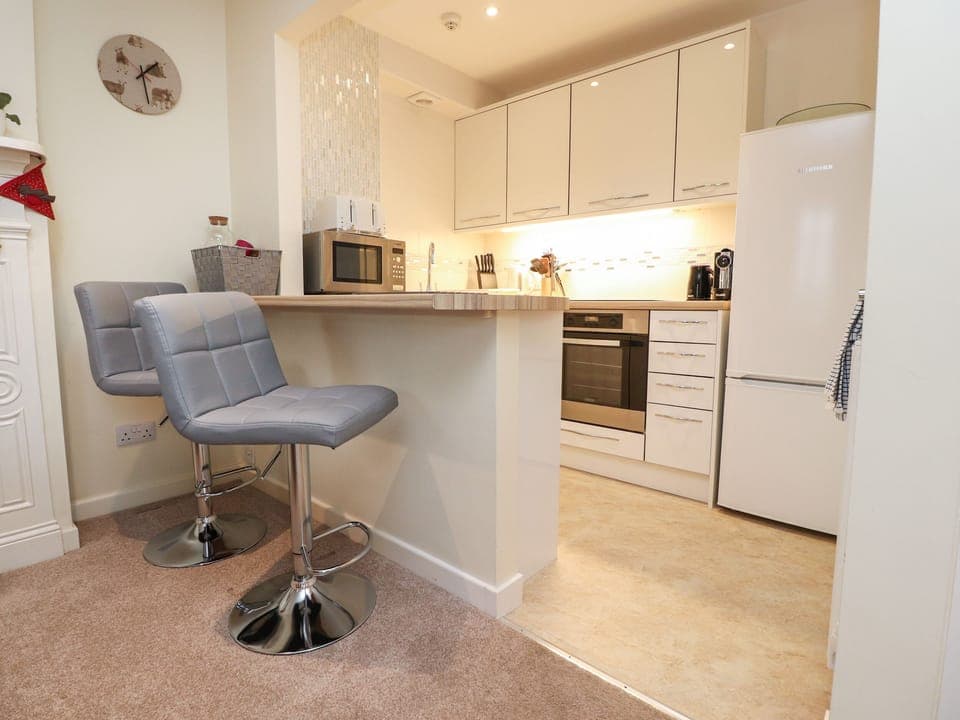 Cottage | Private kitchen | Fridge, electric kettle, toaster, cookware/dishes/utensils