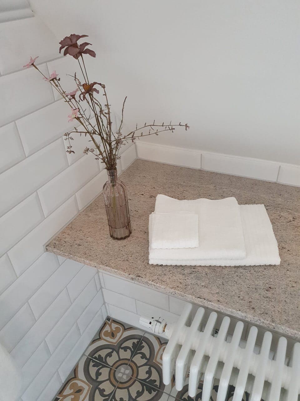 Deluxe Suite | Bathroom | Eco-friendly toiletries, hair dryer, slippers, towels