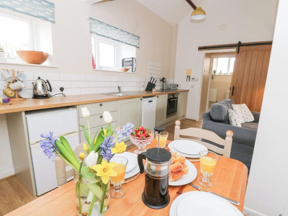 Cottage | Private kitchen | Fridge, dishwasher, electric kettle, toaster