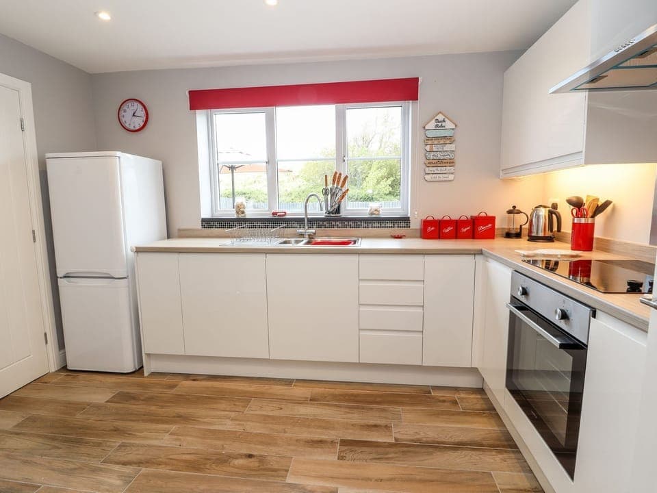 Cottage | Private kitchen | Fridge, dishwasher, electric kettle, toaster