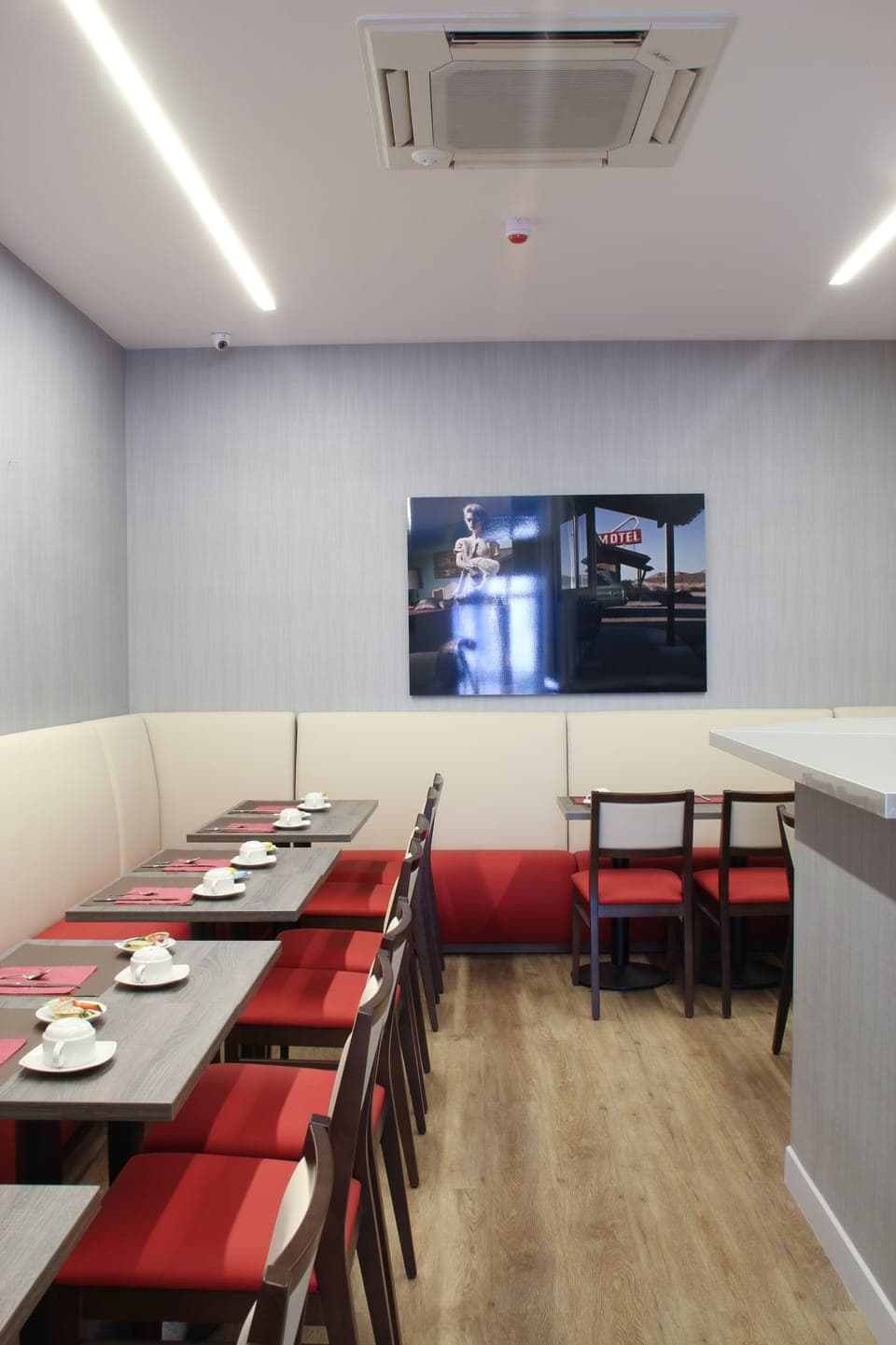 Daily continental breakfast (EUR 10.50 per person)