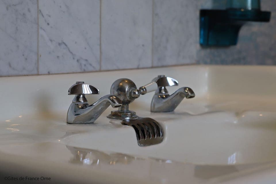 Exclusive Double Room | Bathroom | Free toiletries, hair dryer, towels, soap