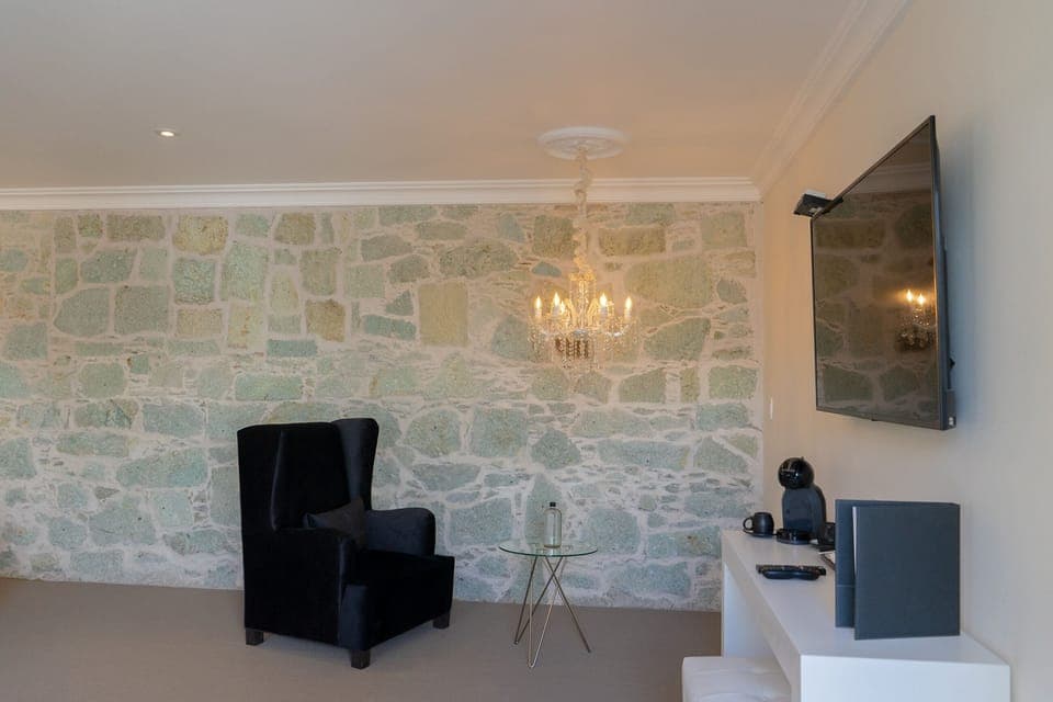 Suite Deluxe King | Premium bedding, minibar, in-room safe, individually decorated