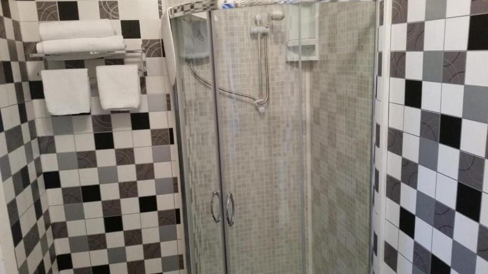 Family Room (Room 8) | Bathroom | Shower, towels