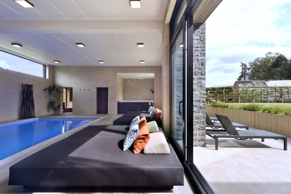 Indoor pool, sun loungers