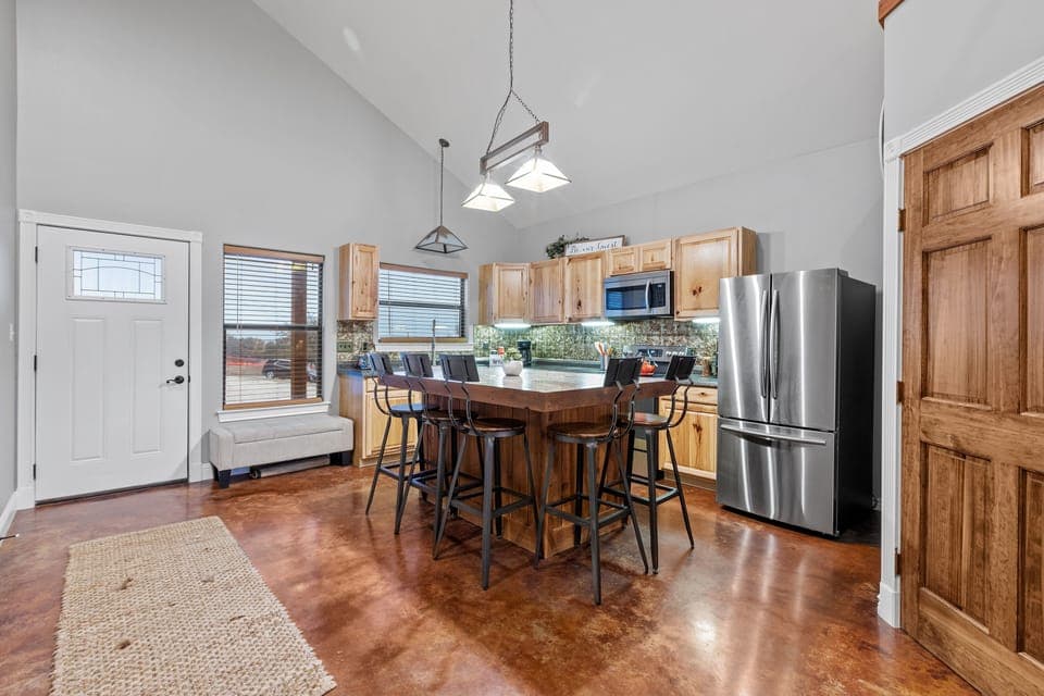 House, 2 Bedrooms | Private kitchen | Fridge, microwave, oven, stovetop