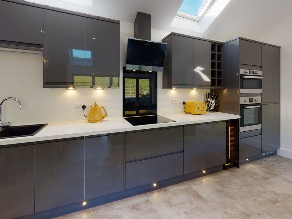 Cottage | Private kitchen | Fridge, electric kettle, toaster, cookware/dishes/utensils