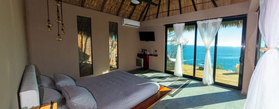 1 bedroom, Egyptian cotton sheets, premium bedding, down comforters