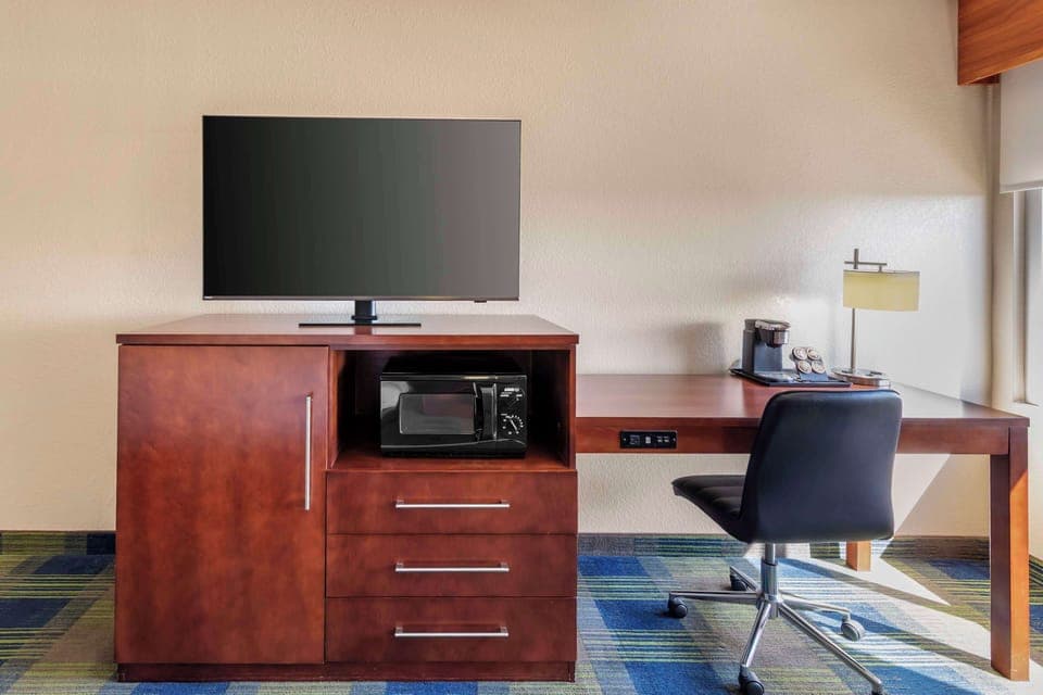 Standard Room, 1 King Bed, Non Smoking, Refrigerator & Microwave | Desk, laptop workspace, blackout drapes, iron/ironing board