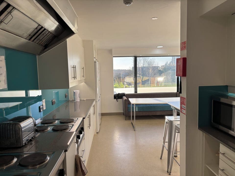 Premium Single Room | Shared kitchen facilities | Electric kettle