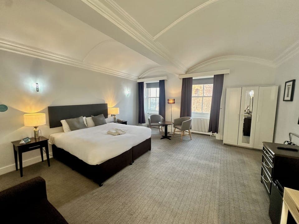 Suite, 1 Double Bed, Non Smoking | Desk, iron/ironing board, Internet, bed sheets