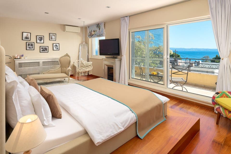 Deluxe Villa | 5 bedrooms, individually decorated, desk, laptop workspace