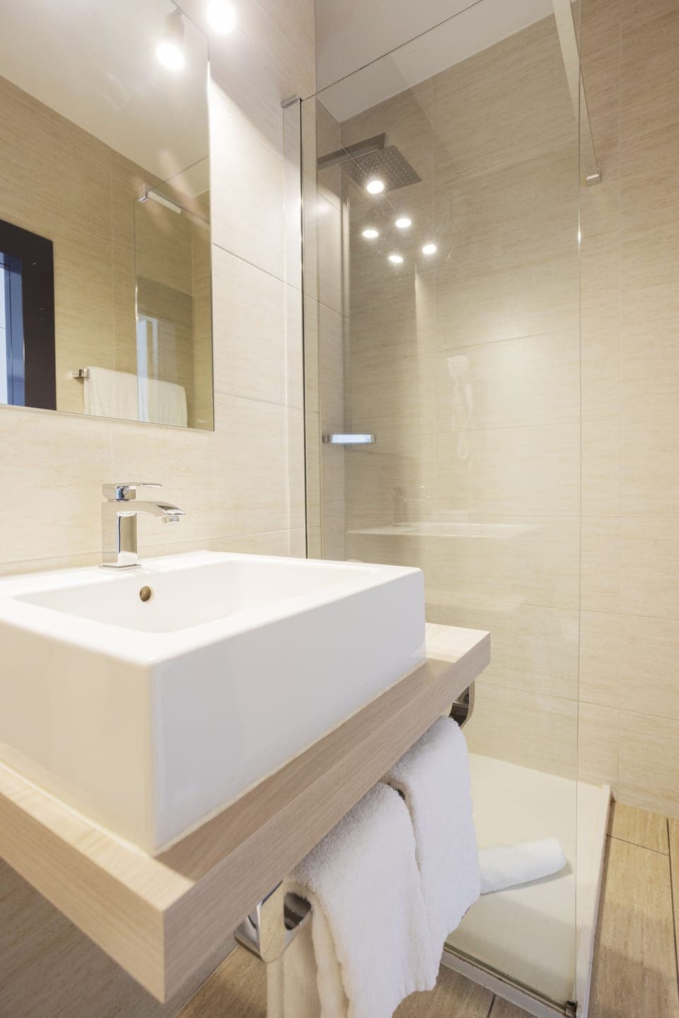 Shower, rainfall showerhead, free toiletries, hair dryer