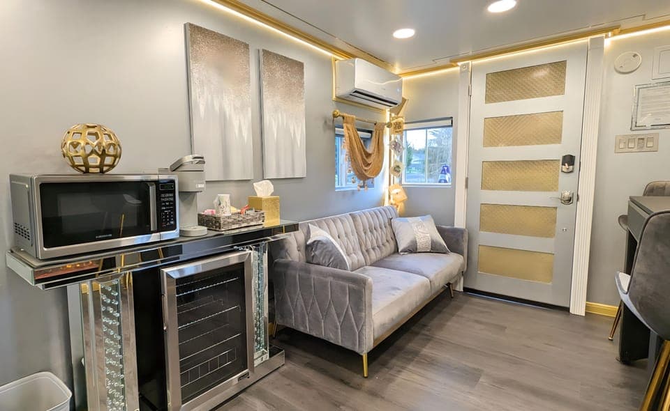 Elite Studio, 1 Queen Bed (Casino Royale - Private Caboose) | Microwave