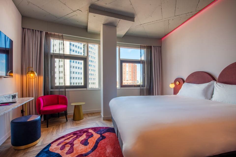 Deluxe Room | Premium bedding, in-room safe, desk, laptop workspace