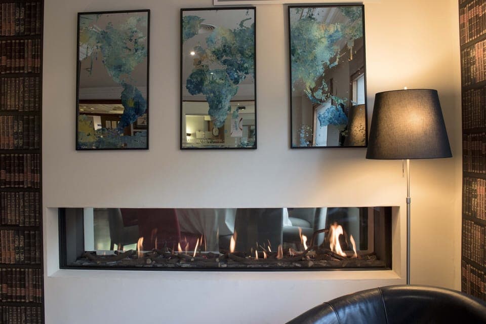 Lobby lounge