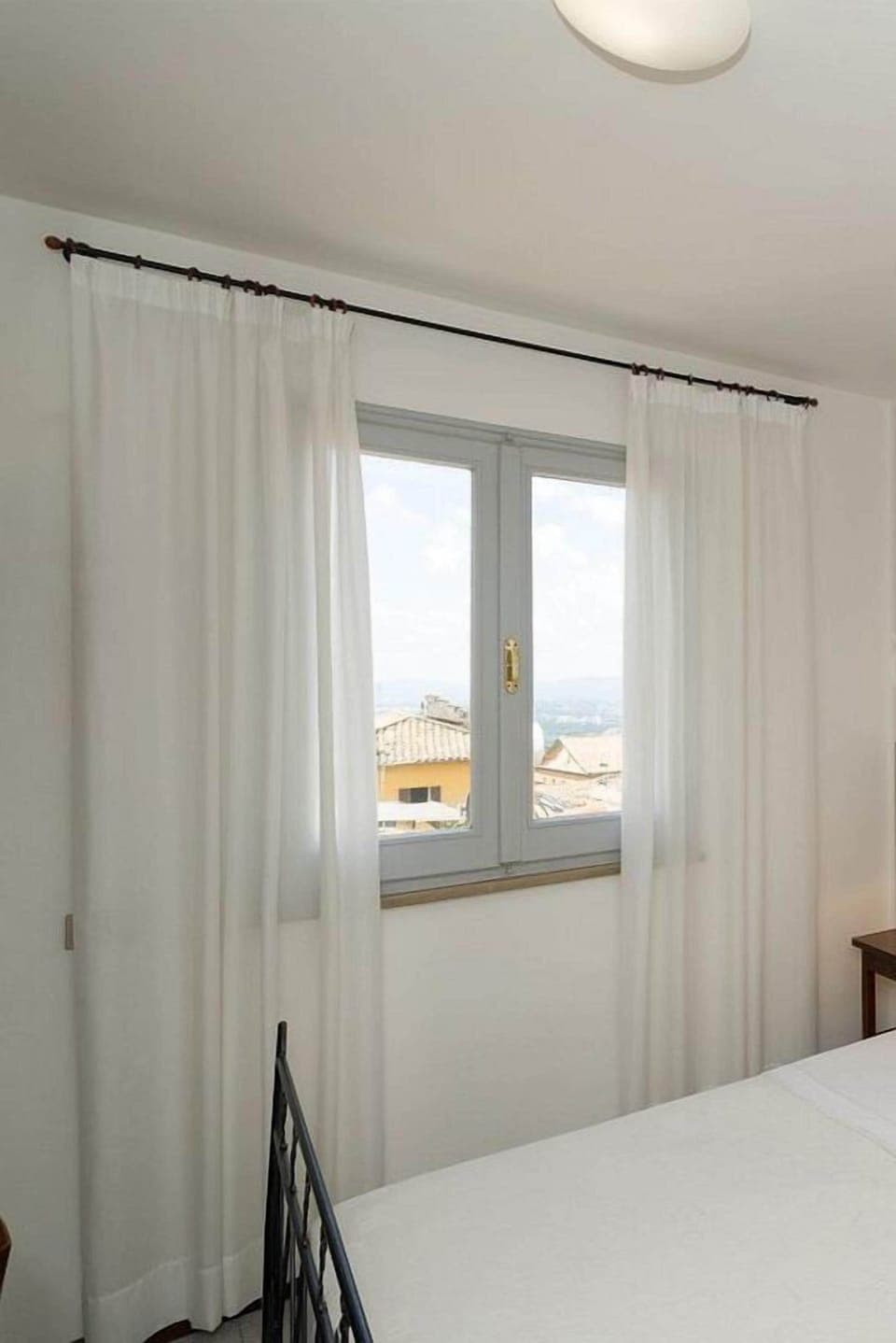 Traditional Room, 1 Queen Bed | Hypo-allergenic bedding, down comforters, desk, free WiFi