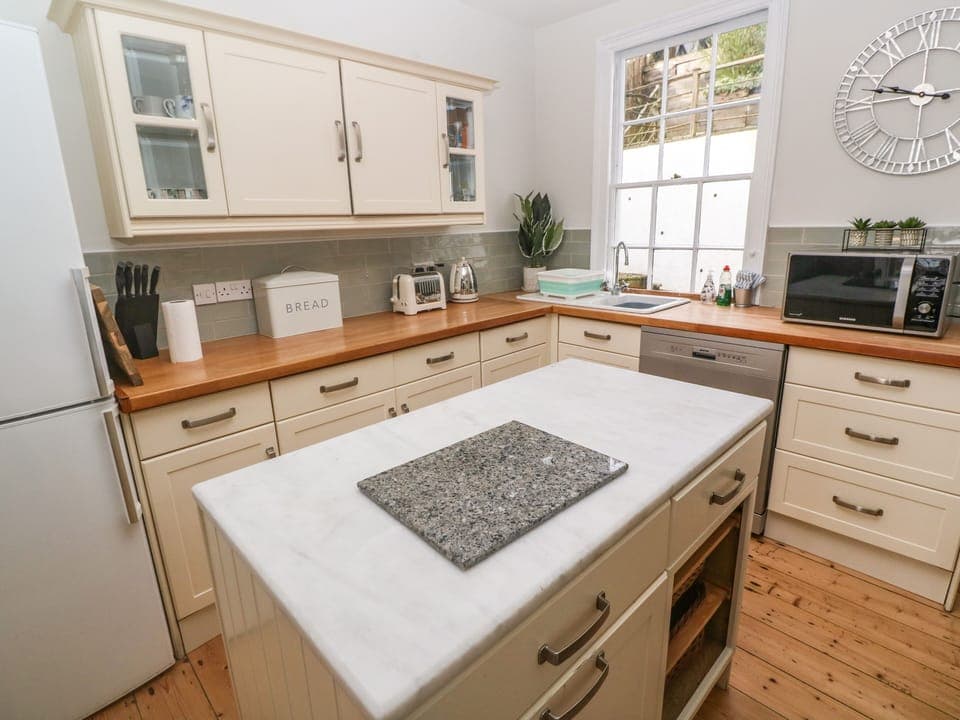 Cottage | Private kitchen | Fridge, dishwasher, toaster, cookware/dishes/utensils