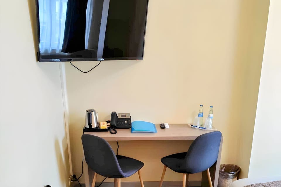 Comfort Room | Hypo-allergenic bedding, pillowtop beds, in-room safe, desk