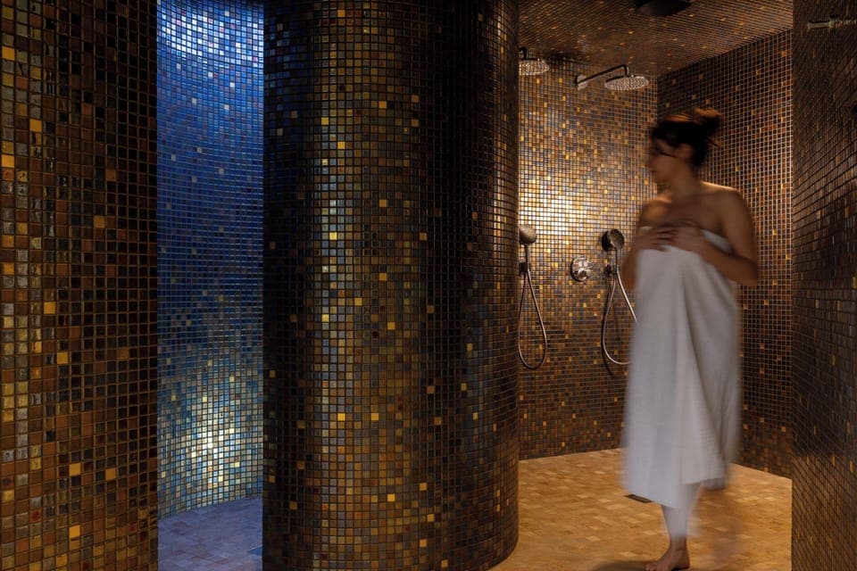 Sauna, hot tub, steam room, 1 treatment room, massages