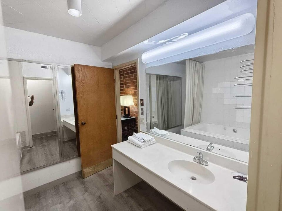 Room, 1 King Bed, Non Smoking | Bathroom | Free toiletries, towels