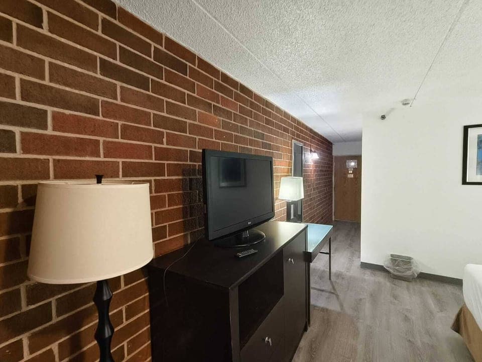 Room, 1 King Bed, Non Smoking | Free WiFi, bed sheets