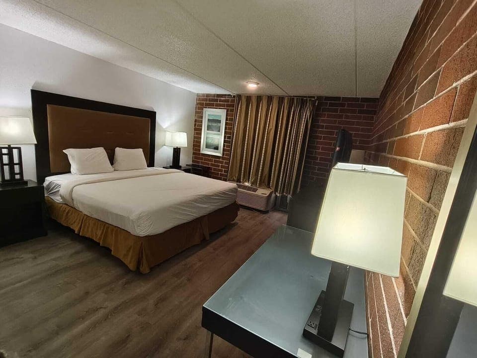 Room, 1 King Bed, Non Smoking | Free WiFi, bed sheets