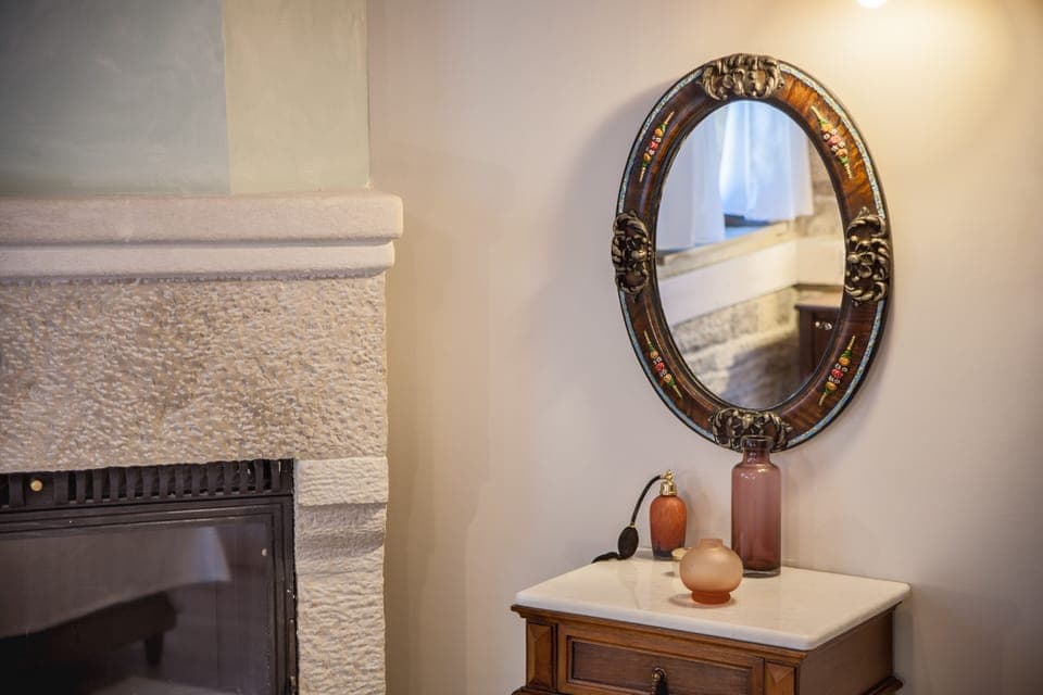 Deluxe Double Room | Living area | 32-inch flat-screen TV with satellite channels, TV