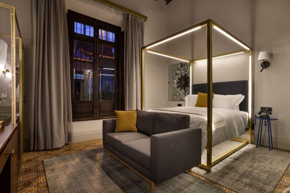 Deluxe Queen Room | In-room safe, individually furnished, desk, laptop workspace