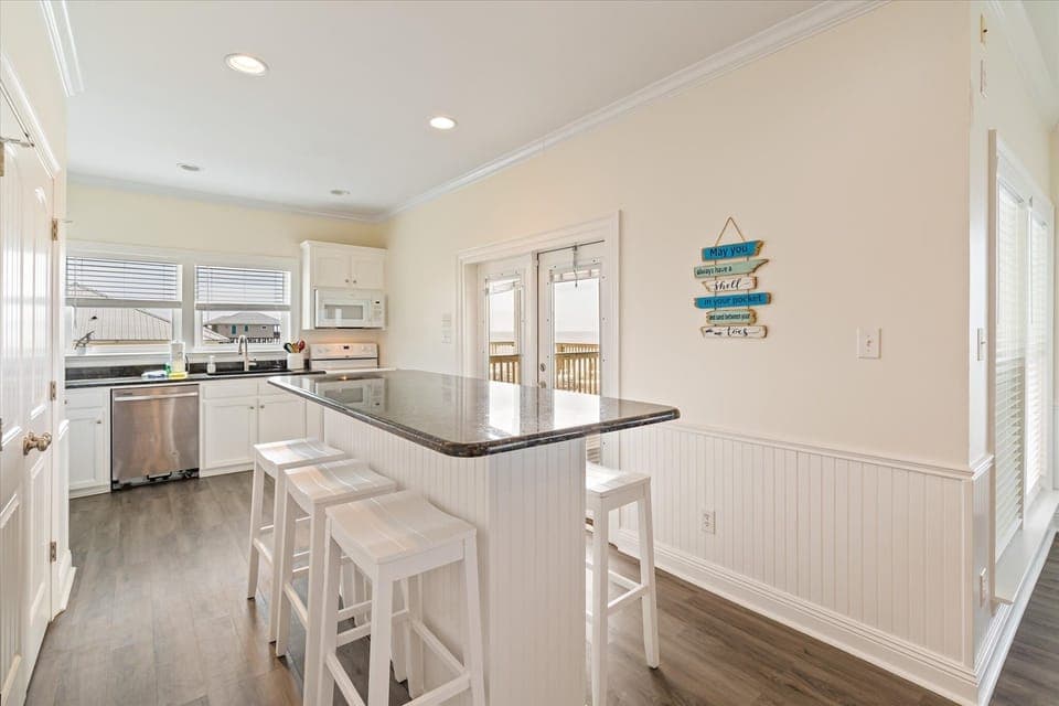 House, 6 Bedrooms | Private kitchen | Fridge, oven, stovetop, coffee/tea maker