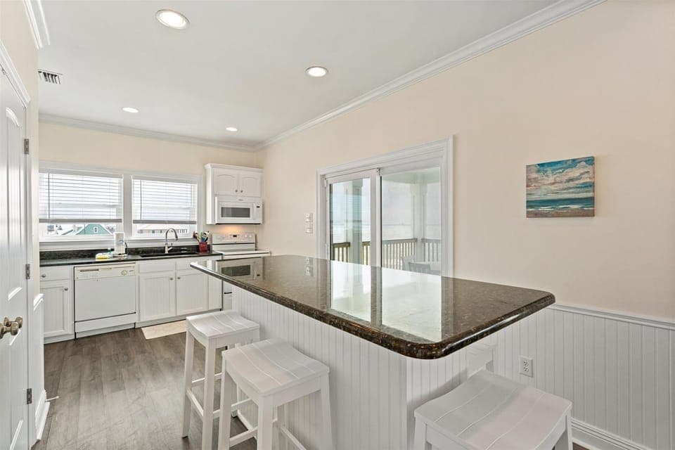 House, 6 Bedrooms | Private kitchen | Fridge, oven, stovetop, coffee/tea maker