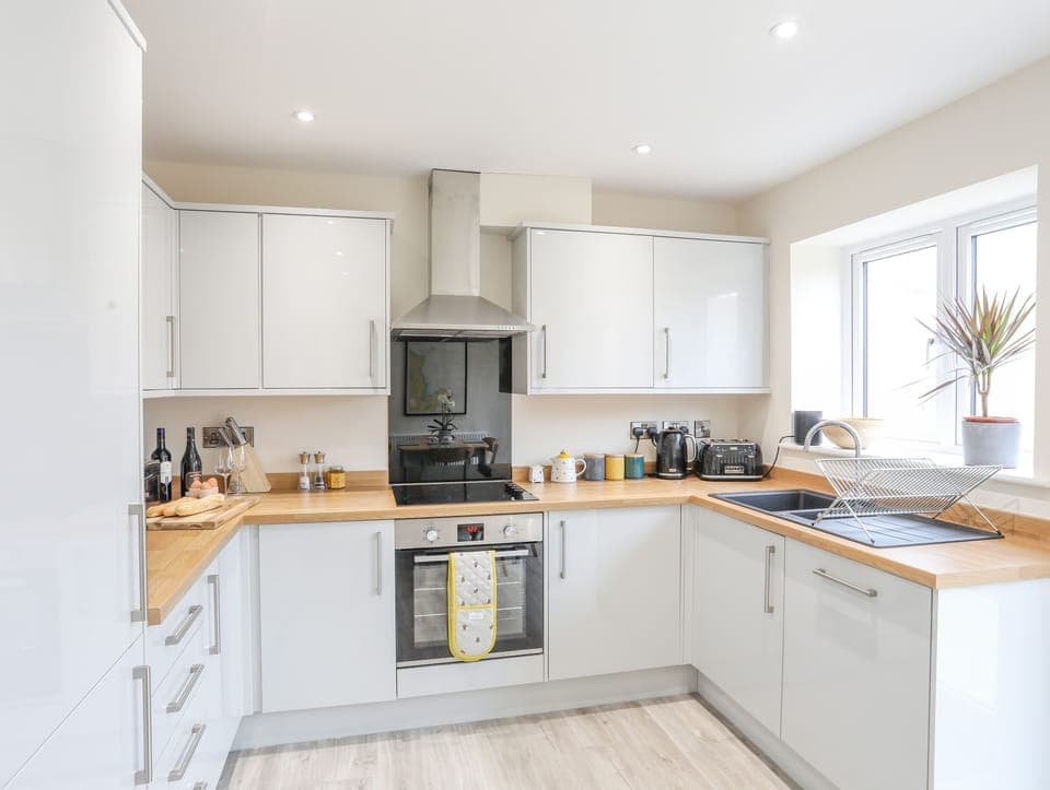 Cottage | Private kitchen | Fridge, dishwasher, electric kettle, toaster