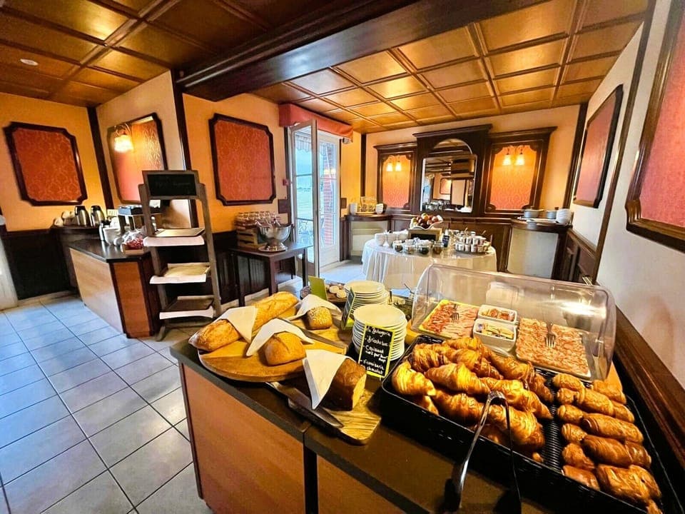 Daily buffet breakfast (EUR 13.5 per person)