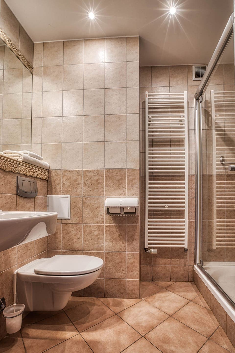 Basic Double Room | Bathroom | Shower, hair dryer, towels