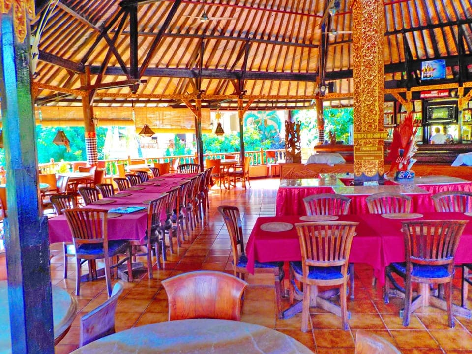 Breakfast, lunch, dinner served; pool views