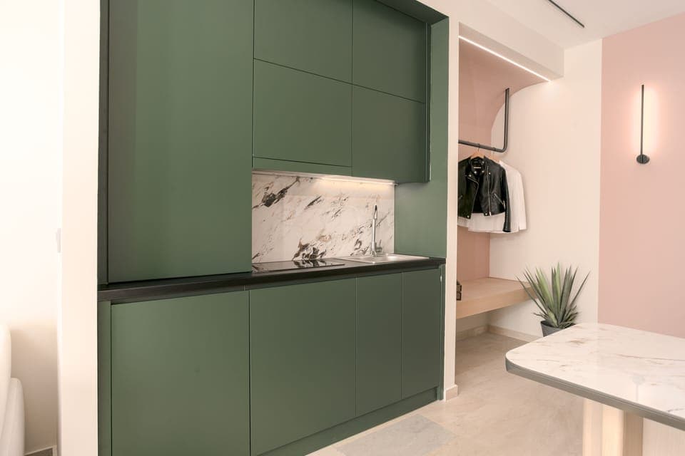 Deluxe Room, Partial Sea View | Private kitchen