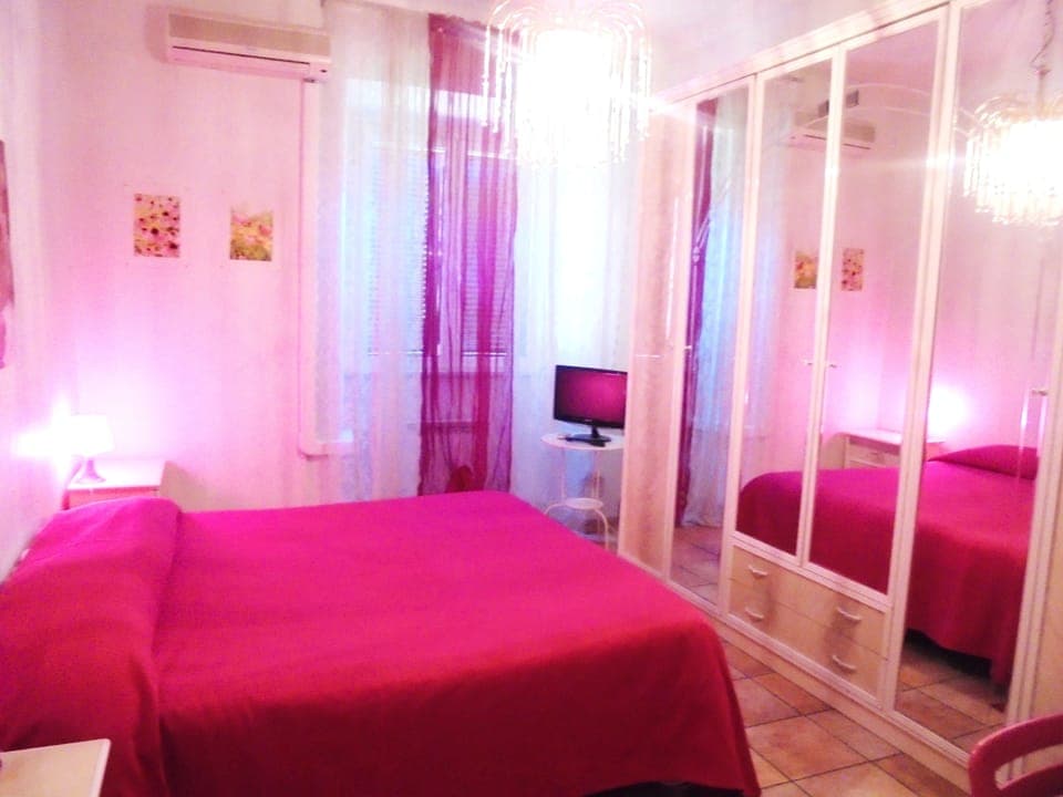 Individually furnished, desk, free WiFi, bed sheets